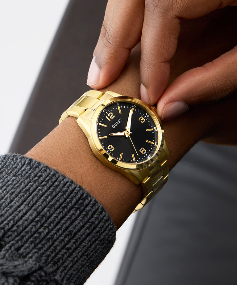 Gold watch on a wrist with a blurred background GW0965G2