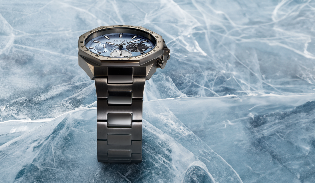 GW1122G3 on ice background