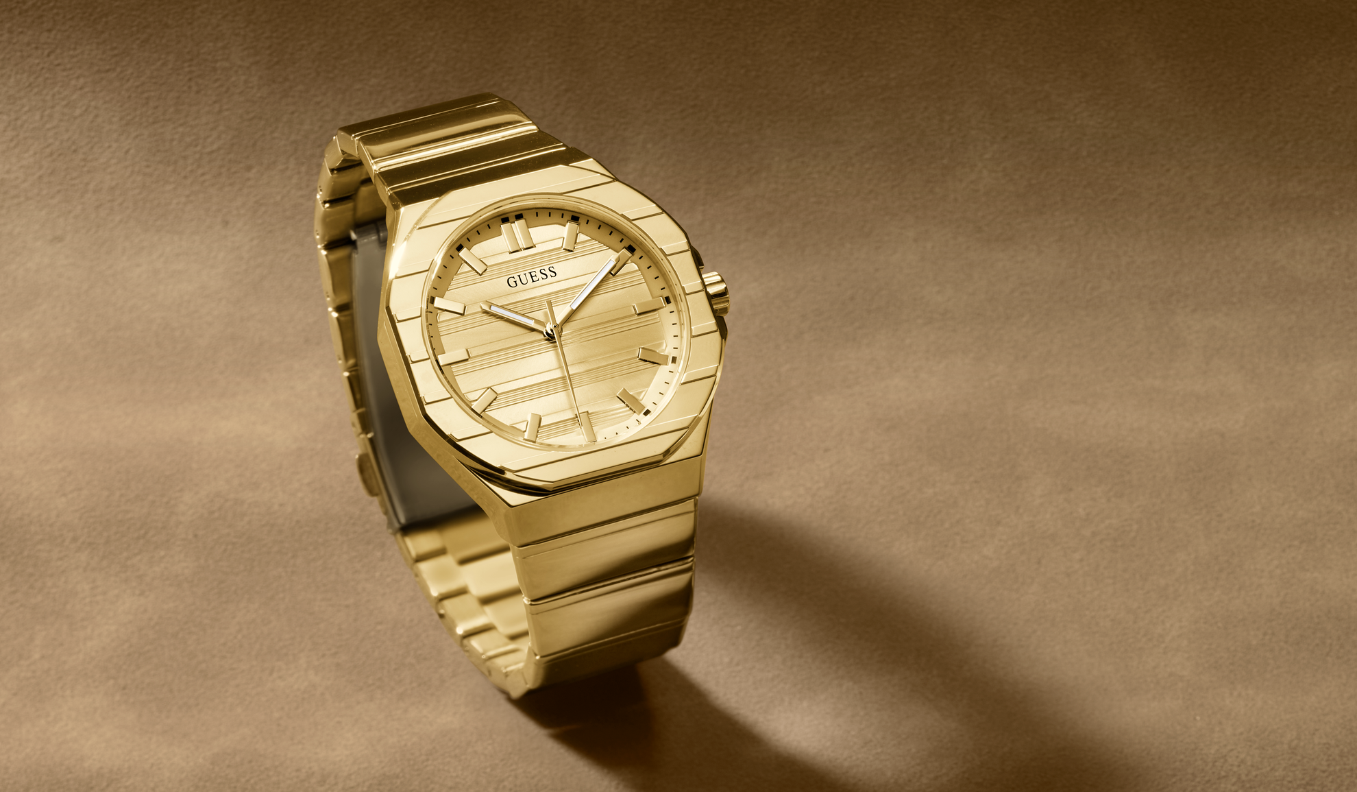 Gold watch with a brown background GW1070G2