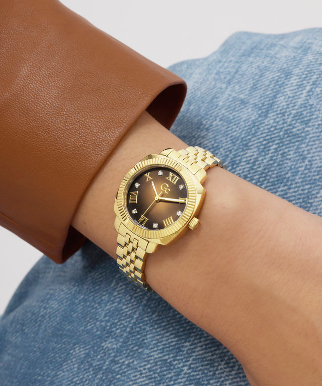 Gc Flair Coussin Mini Small Size Metal on a wrist with a blurred background