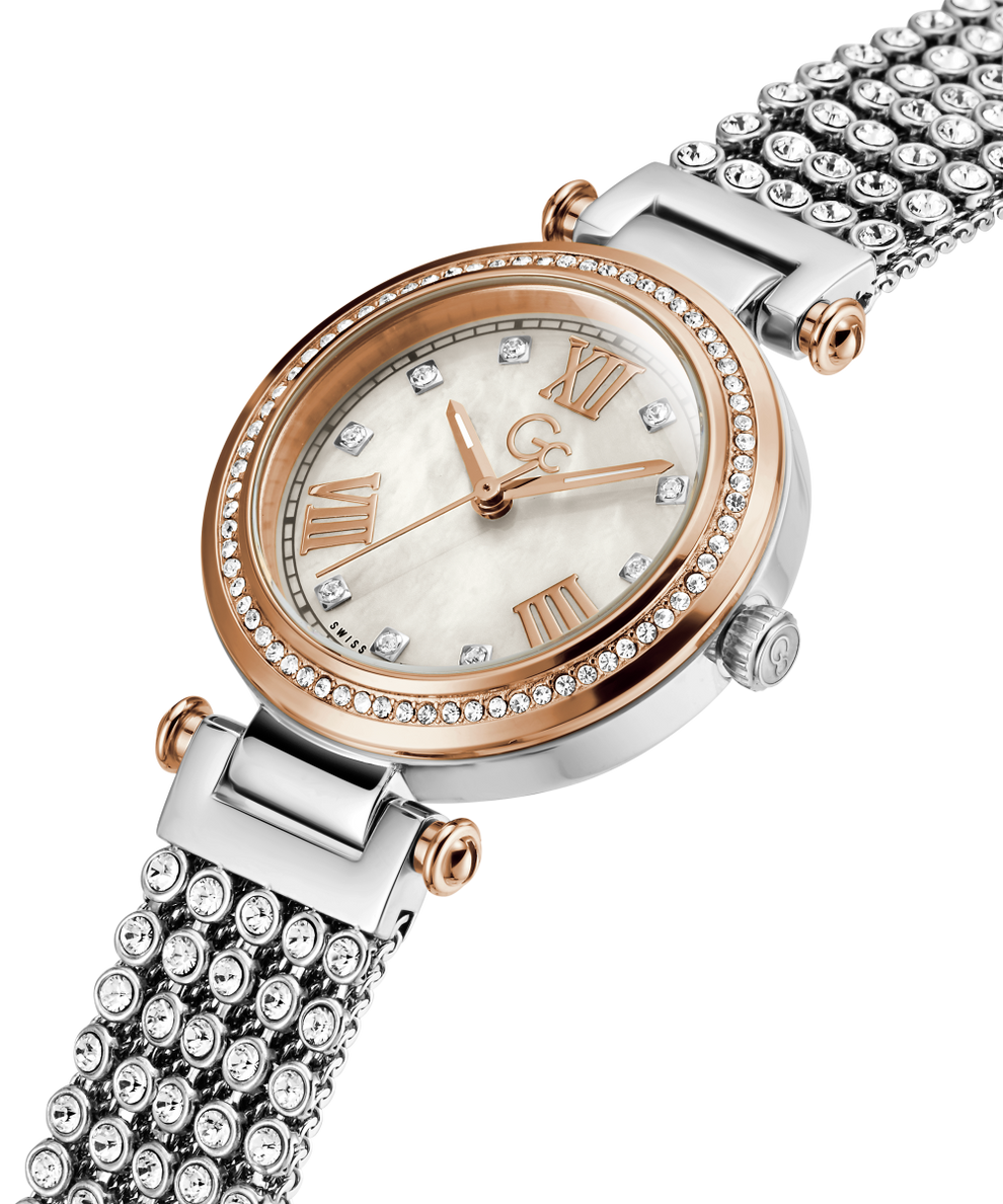 Y47009L1MF Gc PrimeChic Mid Size Metal caseback (with attachment) image lifestyle